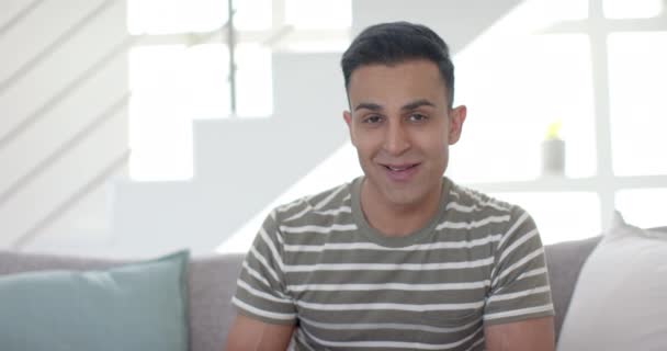 Šťastný Překvapený Biracial Muž Videohovory Otevření Dárek Slunném Obývacím Pokoji — Stock video