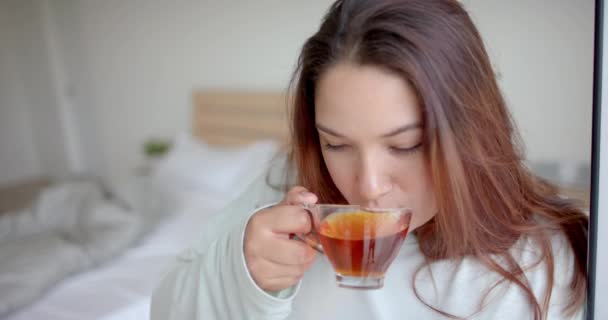 Düşünceli Iri Yarı Kadın Yatak Odasında Çay Içiyor Yukarı Bakıyor — Stok video
