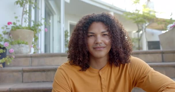 Портрет Счастливого Расового Человека Длинными Вьющимися Волосами Улыбающегося Солнечном Саду — стоковое видео