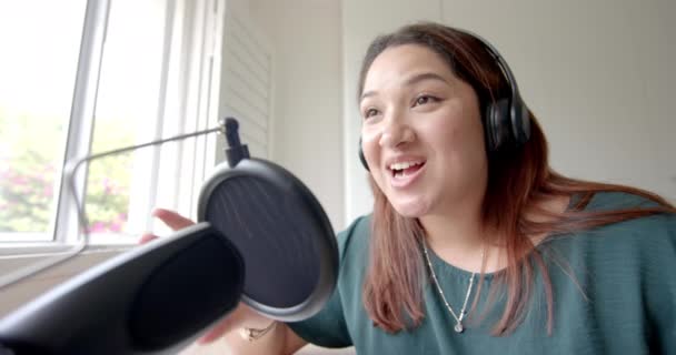 Evde Kulaklıklı Çift Irklı Mutlu Kadın Podcast Kopyalama Alanı Ağır — Stok video
