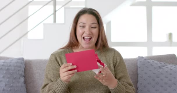 Onnellinen Koko Biracial Nainen Ottaa Videopuhelu Olohuoneessa Kortin Läsnä Hidastettuna — kuvapankkivideo