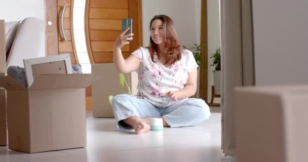 Szczęśliwy Rozmiar Birasowy Kobieta Robi Selfie Siedzi Podłodze Nowym Domu — Wideo stockowe