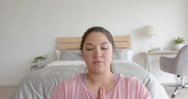 Grootte Biracial Vrouw Zittend Vloer Het Beoefenen Van Yoga Meditatie — Stockvideo