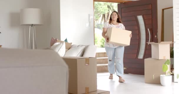 Glückliche Size Frau Trägt Karton Bezieht Neues Zuhause Kopierraum Zeitlupe — Stockvideo