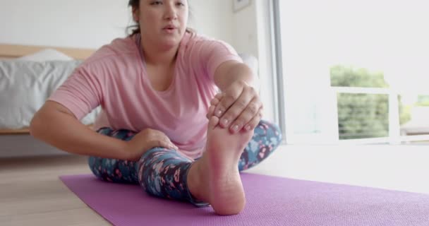 Skupiony Rozmiar Birasowej Kobiety Ćwiczącej Jogę Siedzącej Macie Rozciągającej Się — Wideo stockowe