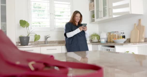 Mutlu Melez Kadın Doktor Evde Akıllı Telefon Kullanıyor Kopyalama Alanı — Stok video