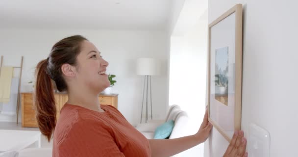 Feliz Size Mulher Biracial Pendurado Imagem Sorrindo Sala Estar Ensolarada — Vídeo de Stock