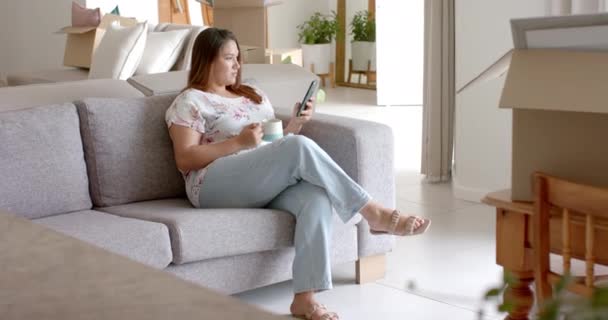 Heureuse Femme Biraciale Taille Assise Sur Canapé Utilisant Smartphone Dans — Video