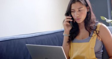 Dizüstü bilgisayar kullanan, akıllı telefondan konuşan, ağır çekimde çift ırklı bir genç kız. İletişim, teknoloji, ergenlik, ev hayatı ve yaşam tarzı, değişmemiş..