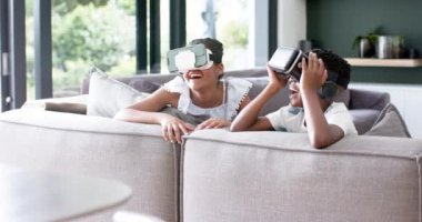 Afro-Amerikan erkek ve kız kardeşleriniz kanepeye, kopyalama alanına, ağır çekimde. Çocukluk, iletişim, dijital arayüz, teknoloji, ev hayatı ve yaşam tarzı, değiştirilmemiş.