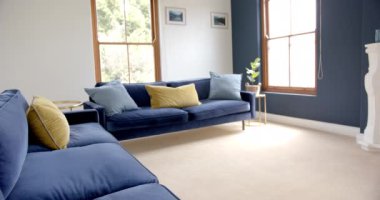 Güneşli oturma odasında, iki mavi koltukta, kopyalama alanı, ağır çekim. Mobilya, iç dekorasyon, ev hayatı ve yaşam tarzı.