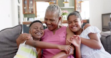 Mutlu Afro-Amerikan ebeveynler, oğul, kız ve büyükanne birlikte yazın tadını çıkarıyorlar, ağır çekimde. Yaz, aile, eğlence, birliktelik, tatiller, boş zaman, rahatlama ve yaşam tarzı, değişmemiş.