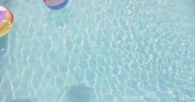 Gözlüklü, bilardo masasında güneşlenen, fotokopi çeken, ağır çekimde mutlu Afrikalı Amerikalı bir çocuk. Yaz, çocukluk, boş zaman, tatiller, rahatlama ve yaşam tarzı, değişmemiş.