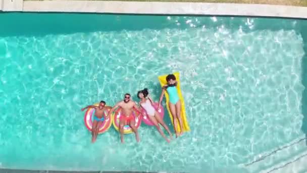 アフリカ系アメリカ人の両親 娘が日当たりの良いプールでインフレータブルに横たわり スペースをコピーします 楽しみ 相互関係 自由な時間 リラクゼーションおよびライフスタイル 変わらない — ストック動画