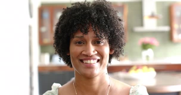 Retrato Mujer Afroamericana Feliz Riendo Sala Estar Soleada Cámara Lenta — Vídeo de stock