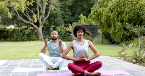 Coppia Afro Americana Concentrata Che Pratica Meditazione Yoga Seduta Giardino — Video Stock