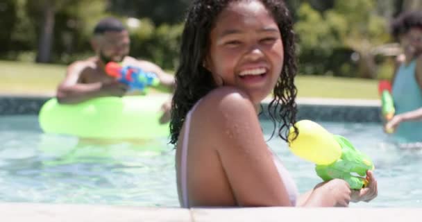 Portrait Happy African American Daughter Playing Family Sunny Pool Slow — Stock Video