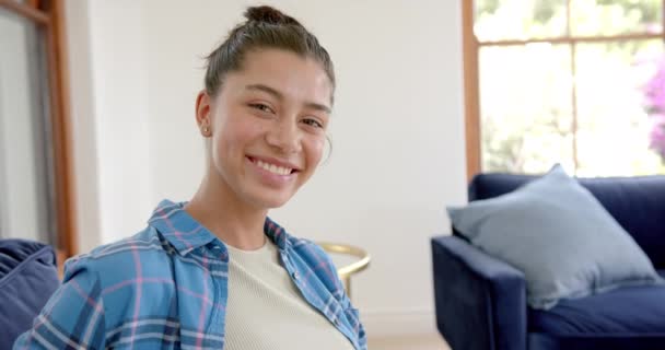 Retrato Una Adolescente Birracial Feliz Una Habitación Soleada Casa Espacio — Vídeo de stock