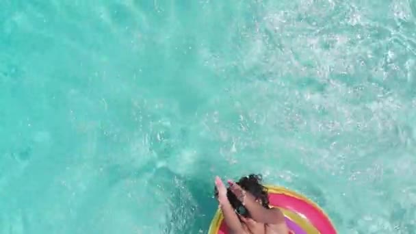 화창한 수영장에서 팽창식에 행복한 아프리카계 소녀의 휴식과 라이프 스타일 변함없는 — 비디오