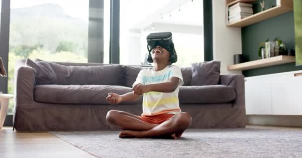 Fericit Băiat African American Căști Joc Interfață Virtuală Spațiu Copiere — Videoclip de stoc