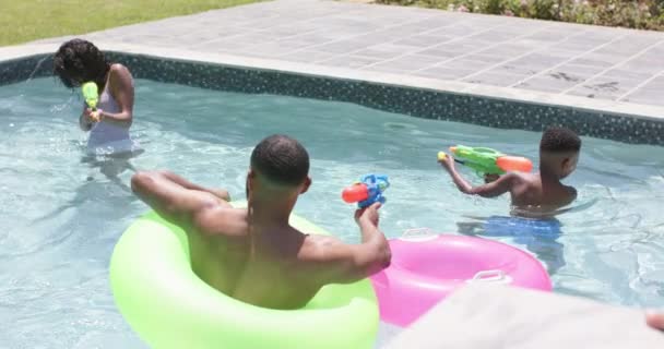 Mutlu Afro Amerikan Ebeveynler Oğlum Kızım Havuzda Tabancalarıyla Oynuyorlar Ağır — Stok video