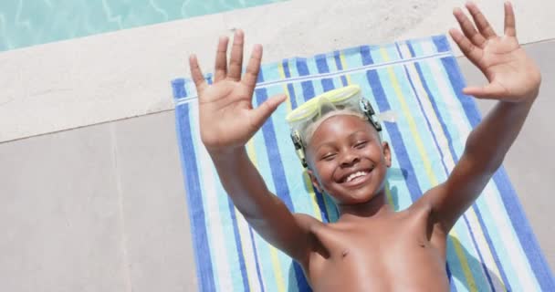 Hoge Hoek Van Gelukkige Afro Amerikaanse Jongen Een Bril Zonnebaden — Stockvideo