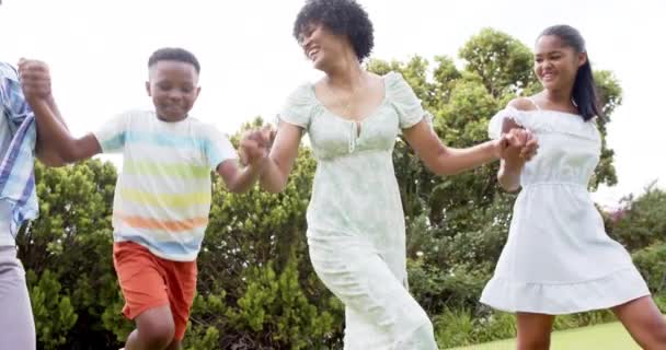 Šťastní Afroameričtí Rodiče Dcera Syn Držící Ruce Zahradě Zpomalení Dětství — Stock video