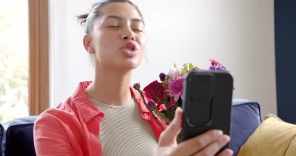 Menina Adolescente Racial Feliz Com Flores Ter Chamada Vídeo Smartphone — Vídeo de Stock