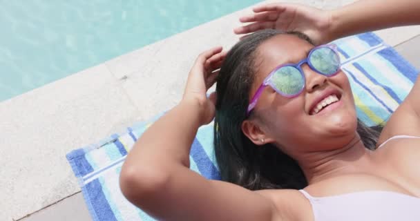 Hög Vinkel Glad Afrikansk Amerikansk Flicka Solglasögon Sola Vid Poolen — Stockvideo