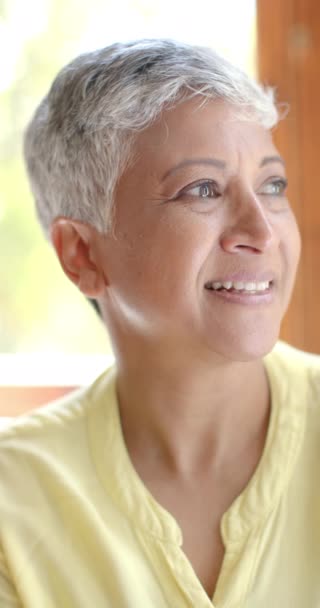 Vídeo Vertical Retrato Mujer Birracial Mayor Feliz Con Pelo Corto — Vídeos de Stock