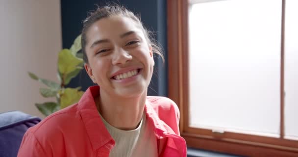 Retrato Adolescente Birracial Feliz Sentada Junto Ventana Casa Sonriendo Espacio — Vídeo de stock