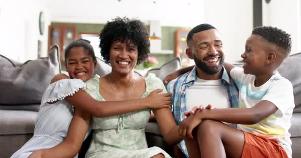 Porträt Glücklicher Afrikanisch Amerikanischer Eltern Tochter Und Sohn Umarmen Sich — Stockvideo