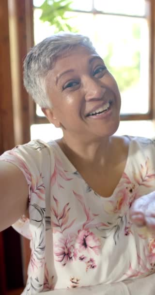 Vídeo Vertical Del Retrato Mujer Birracial Mayor Feliz Que Tiene — Vídeo de stock