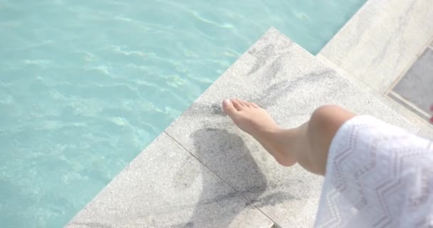 Ноги Дівчини Підлітка Стоять Біля Басейну Копіюють Простір Повільно Рухаються — стокове відео