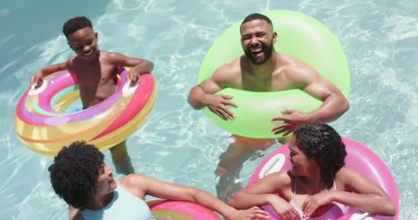 Mutlu Afro Amerikan Ebeveynler Oğlu Kızı Güneşli Havuzda Yüzüyor Ağır — Stok video