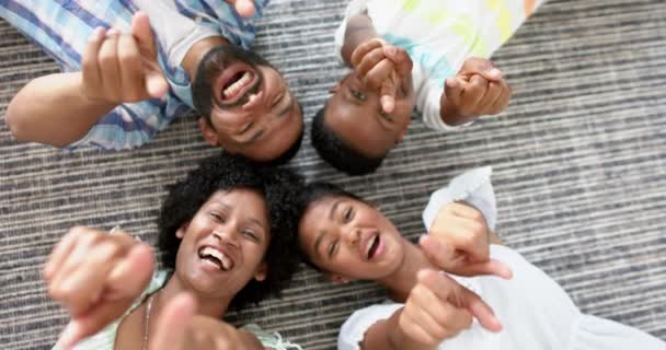Ritratto Aereo Genitori Afroamericani Felici Bambini Sdraiati Sole Che Salutano — Video Stock