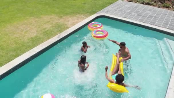 아프리카계 미국인 아들과 부모에 수영장에 동일성 휴식과 라이프 스타일 변함없는 — 비디오