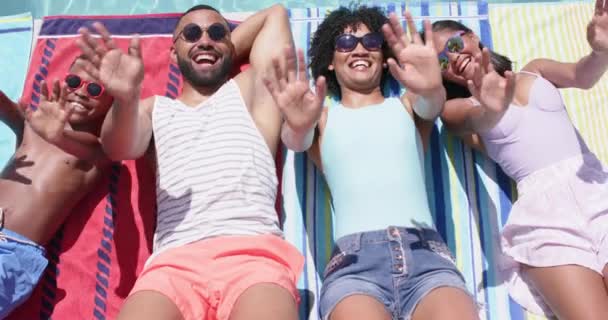 Hochwinkel Glücklicher Afrikanisch Amerikanischer Eltern Und Kinder Beim Sonnenbaden Pool — Stockvideo