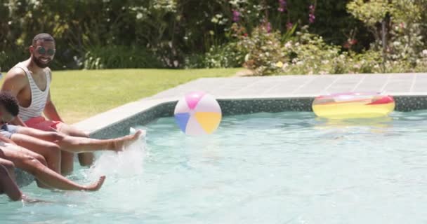 아프리카계 미국인 수영장에 태양에 공간을 슬로우 동일성 휴식과 라이프 스타일 — 비디오