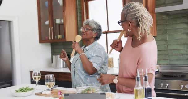 Felice Anziano Afro Americano Amiche Che Preparano Pasto Cantando Cucina — Video Stock