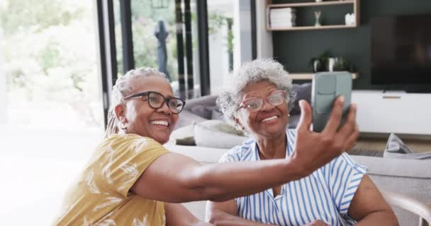 快乐的资深非洲裔美国女性朋友在餐厅里拿着手机 慢动作 团结和老年生活方式 — 图库视频影像