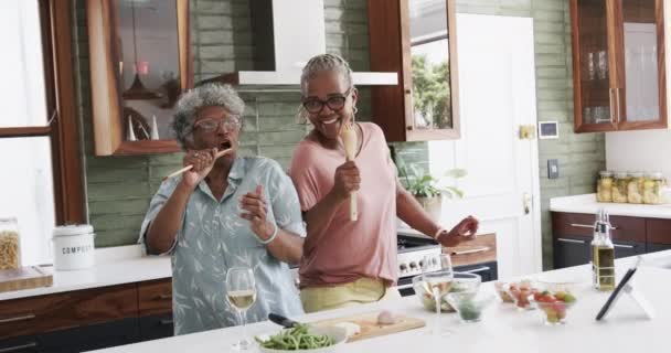 Щасливі Старші Афроамериканські Друзі Які Готують Їжу Співають Кухні Повільний — стокове відео