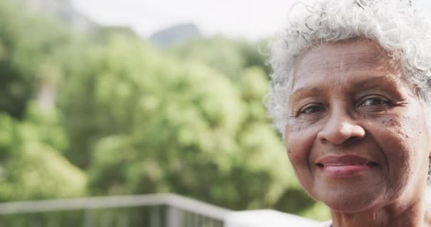 Портрет Счастливой Пожилой Африканки Американки Улыбающейся Саду Копирующей Пространство Замедленной — стоковое видео