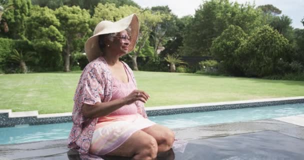 Felice Donna Afroamericana Anziana Cappello Sole Seduta Sole Bordo Piscina — Video Stock