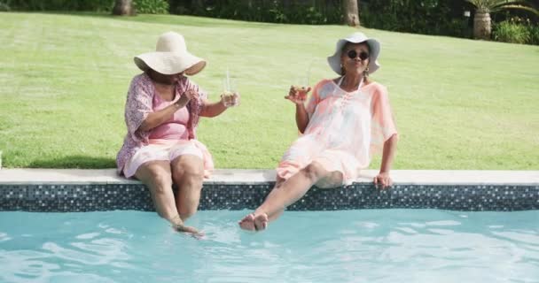 Счастливые Старшеклассницы Африки Подружки Зонтиках Сидящие Бассейна Напитками Замедленная Съемка — стоковое видео