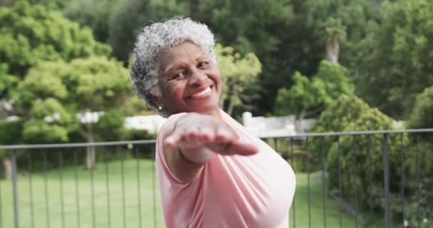 Щаслива Старша Афроамериканка Яка Практикує Йогу Посміхається Балконі Повільний Рух — стокове відео