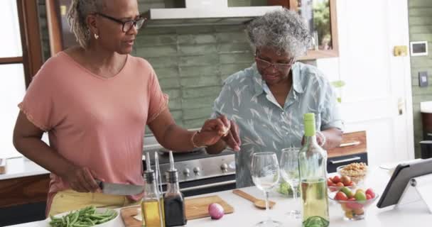 高级非洲裔美国女性朋友做饭 准备蔬菜 用石板 动作缓慢 幸福和健康的老年生活方式 — 图库视频影像