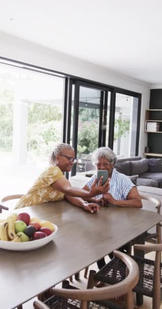 Κατακόρυφο Βίντεο Ηλικιωμένες Αφροαμερικανίδες Φίλες Χρησιμοποιούν Smartphone Αντιγράφουν Χώρο Κινούνται — Αρχείο Βίντεο