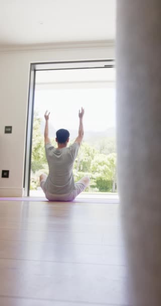 垂直视频后视镜下的比利人练习瑜伽坐在门口 复制空间 慢动作 家庭生活和健康的生活方式 — 图库视频影像