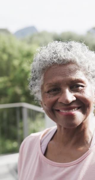 Retrato Vídeo Vertical Mujer Afroamericana Mayor Feliz Sonriendo Jardín Cámara — Vídeo de stock